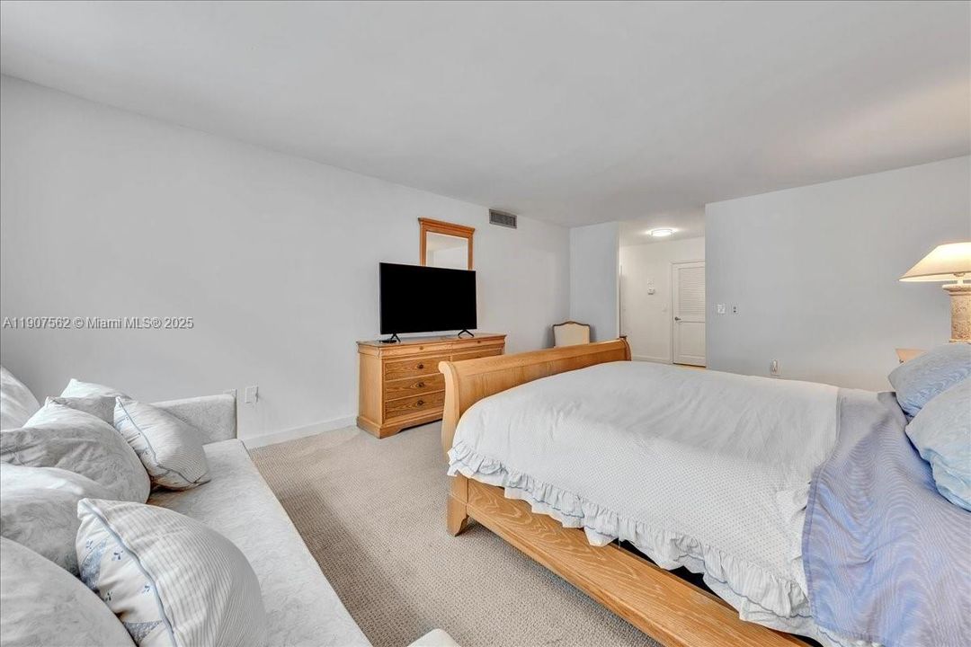 Active With Contract: $2,495,000 (2 beds, 2 baths, 1983 Square Feet)