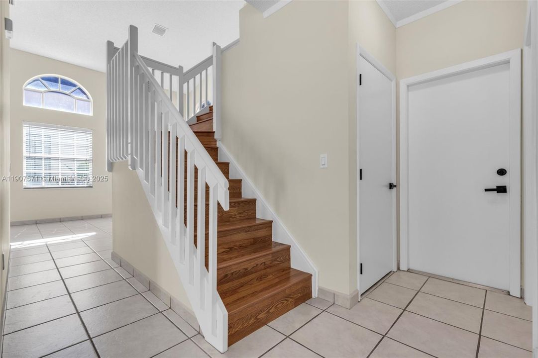 合同活跃: $675,000 (3 贝兹, 2 浴室, 1835 平方英尺)