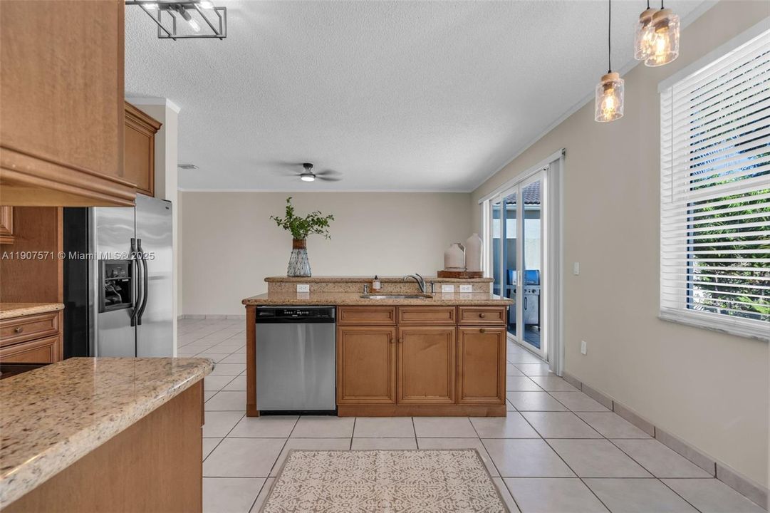 合同活跃: $675,000 (3 贝兹, 2 浴室, 1835 平方英尺)