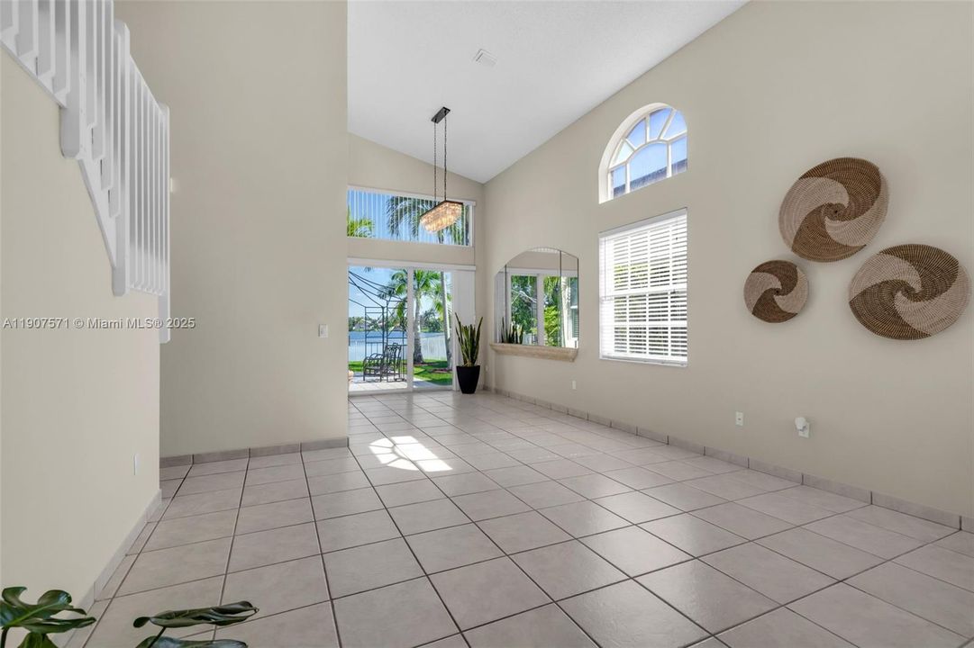 合同活跃: $675,000 (3 贝兹, 2 浴室, 1835 平方英尺)