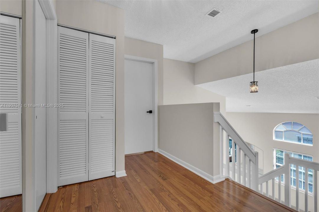 合同活跃: $675,000 (3 贝兹, 2 浴室, 1835 平方英尺)