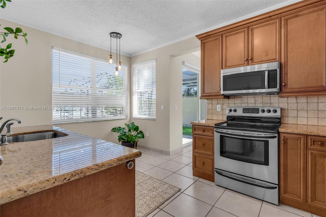 合同活跃: $675,000 (3 贝兹, 2 浴室, 1835 平方英尺)