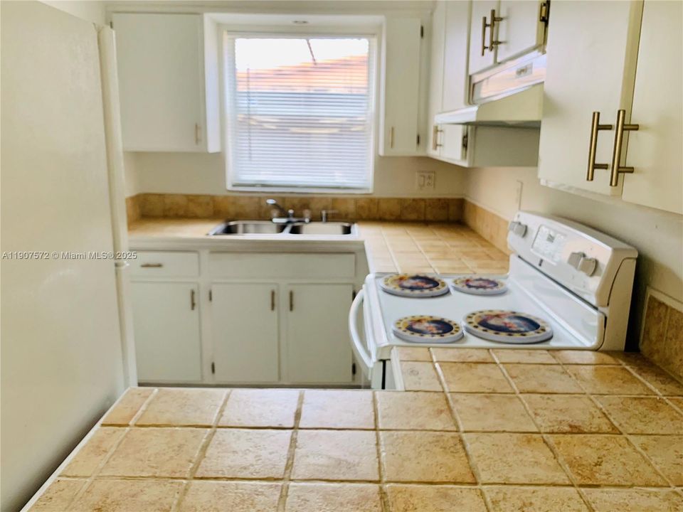 For Rent: $2,100 (2 beds, 1 baths, 1097 Square Feet)