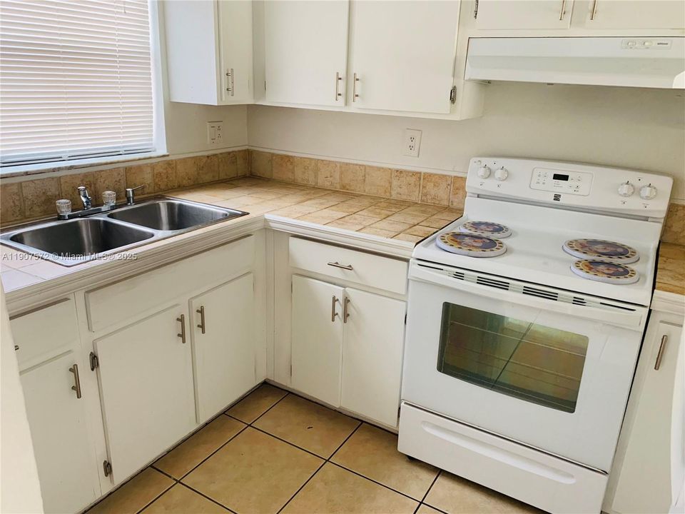 For Rent: $2,100 (2 beds, 1 baths, 1097 Square Feet)