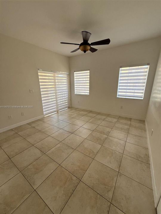 Под контрактом: $1,900 (1 спален, 1 ванн, 715 Квадратных фут)