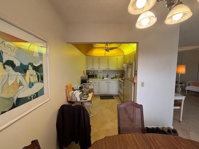 合同活跃: $75,000 (2 贝兹, 1 浴室, 840 平方英尺)