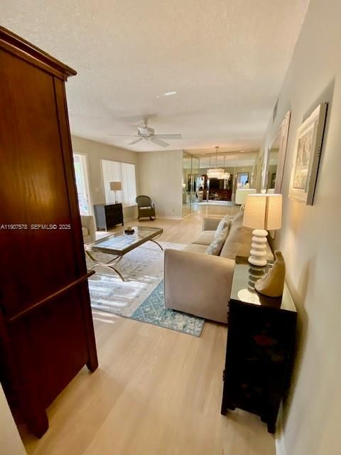 For Sale: $160,000 (2 beds, 2 baths, 922 Square Feet)