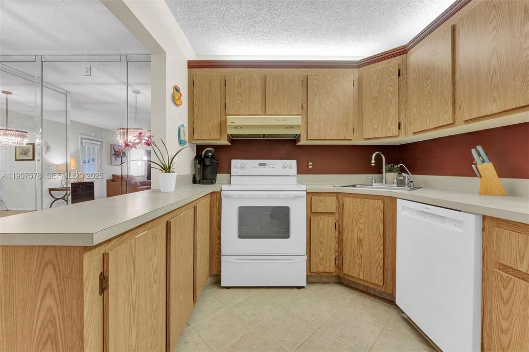 For Sale: $160,000 (2 beds, 2 baths, 922 Square Feet)