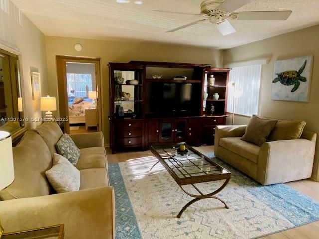 For Sale: $160,000 (2 beds, 2 baths, 922 Square Feet)