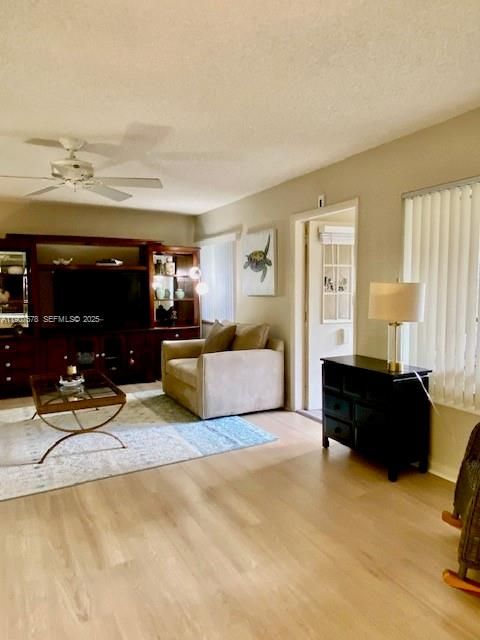 For Sale: $160,000 (2 beds, 2 baths, 922 Square Feet)