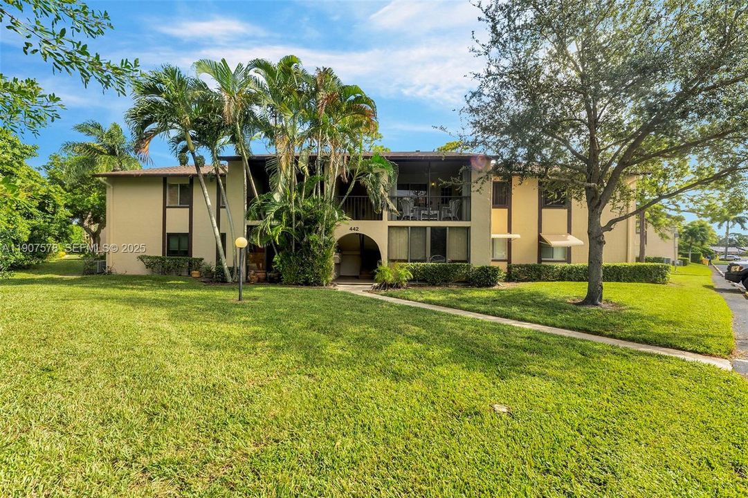 For Sale: $160,000 (2 beds, 2 baths, 922 Square Feet)