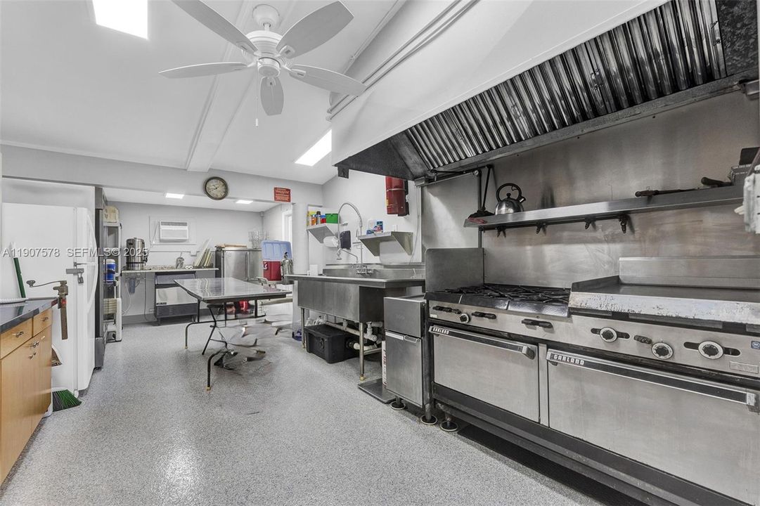 For Sale: $160,000 (2 beds, 2 baths, 922 Square Feet)