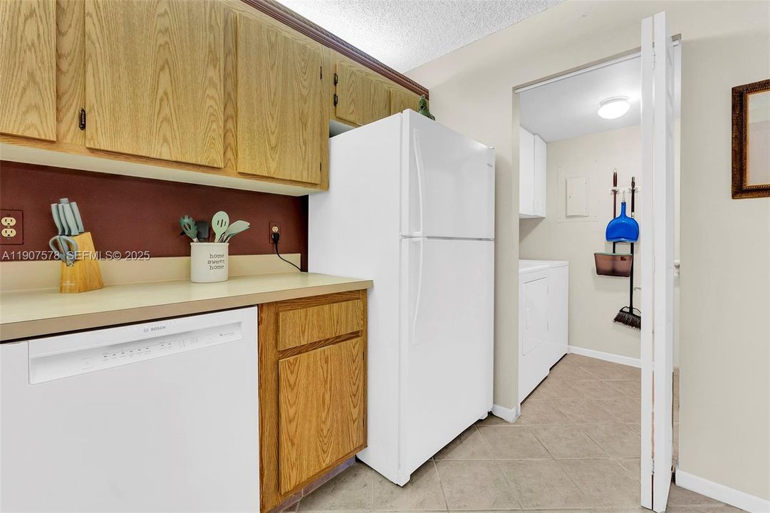 For Sale: $160,000 (2 beds, 2 baths, 922 Square Feet)
