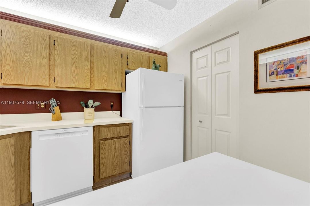 For Sale: $160,000 (2 beds, 2 baths, 922 Square Feet)