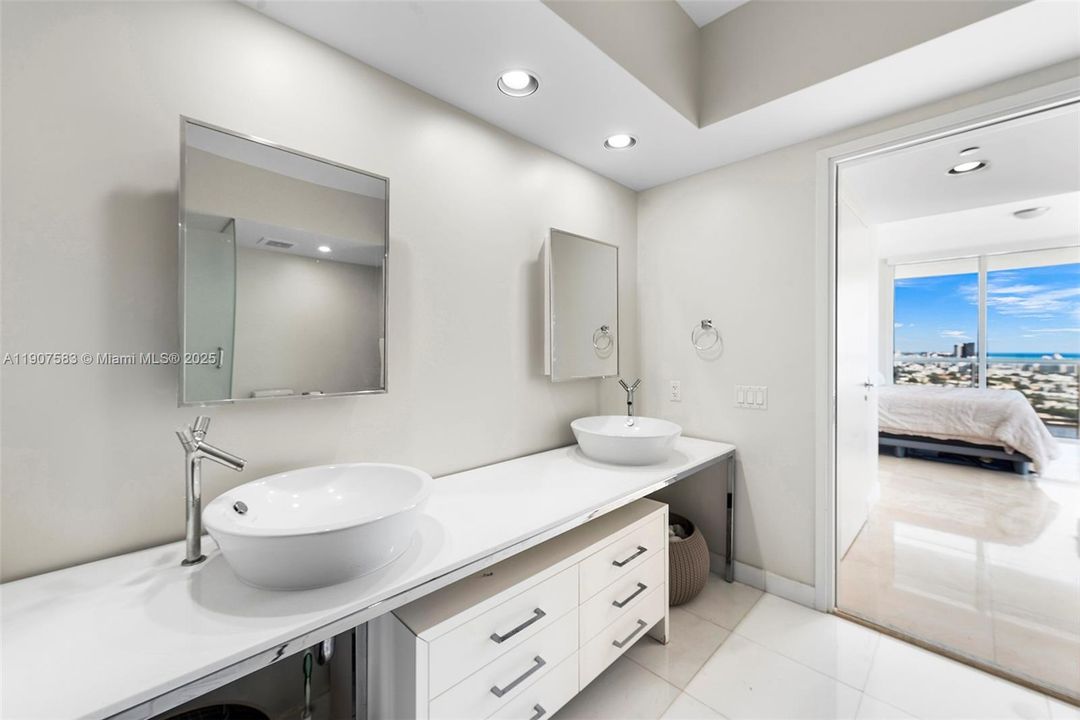 出租: $10,000 (2 贝兹, 2 浴室, 1370 平方英尺)