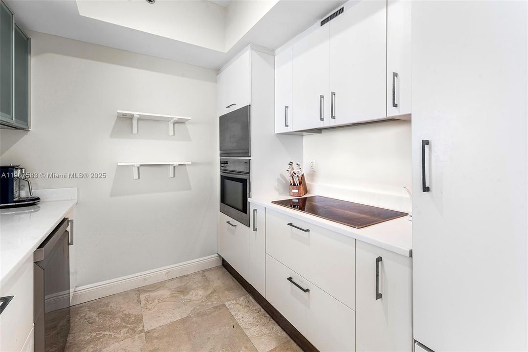 出租: $10,000 (2 贝兹, 2 浴室, 1370 平方英尺)