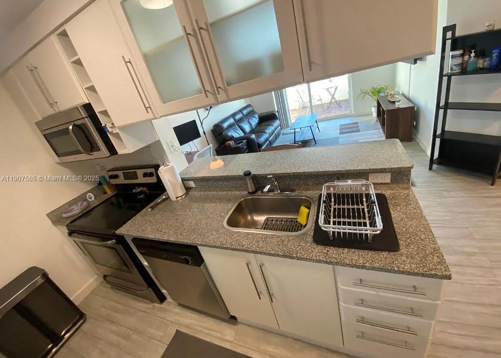 待售: $285,000 (1 贝兹, 1 浴室, 720 平方英尺)