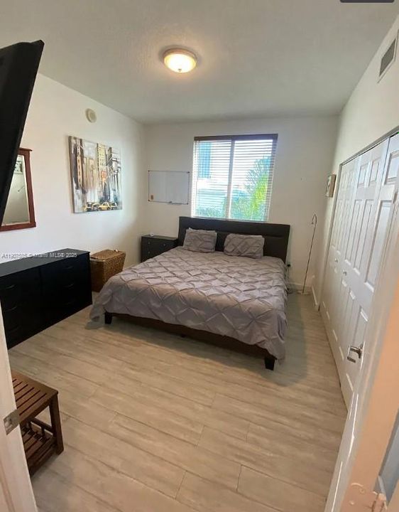 待售: $285,000 (1 贝兹, 1 浴室, 720 平方英尺)