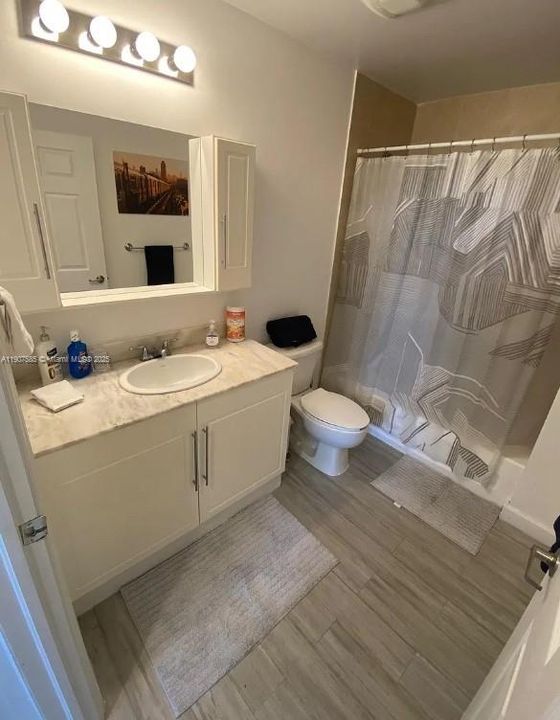 待售: $285,000 (1 贝兹, 1 浴室, 720 平方英尺)