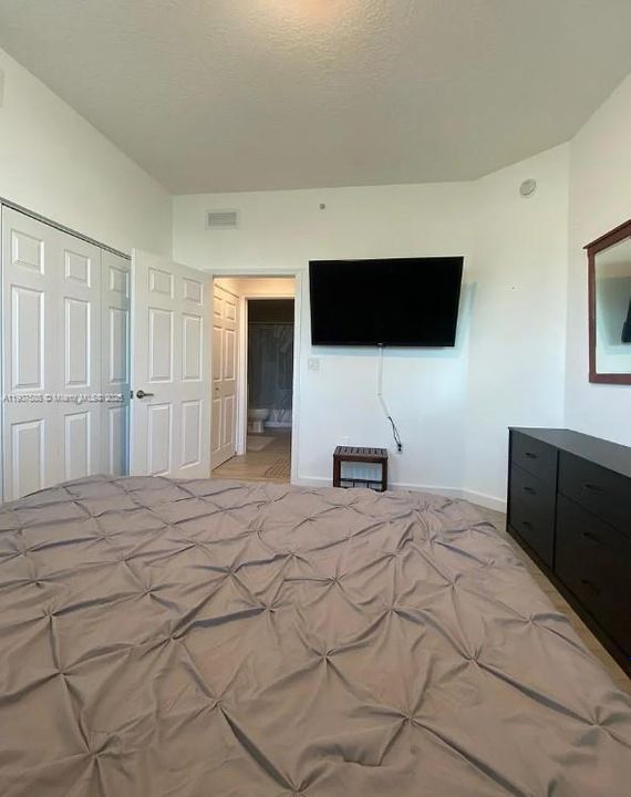 待售: $285,000 (1 贝兹, 1 浴室, 720 平方英尺)