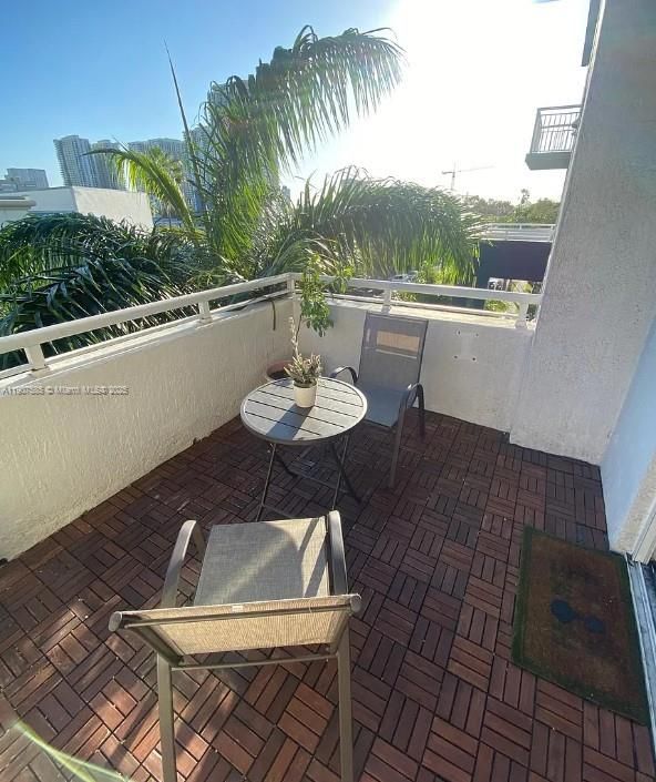 待售: $285,000 (1 贝兹, 1 浴室, 720 平方英尺)