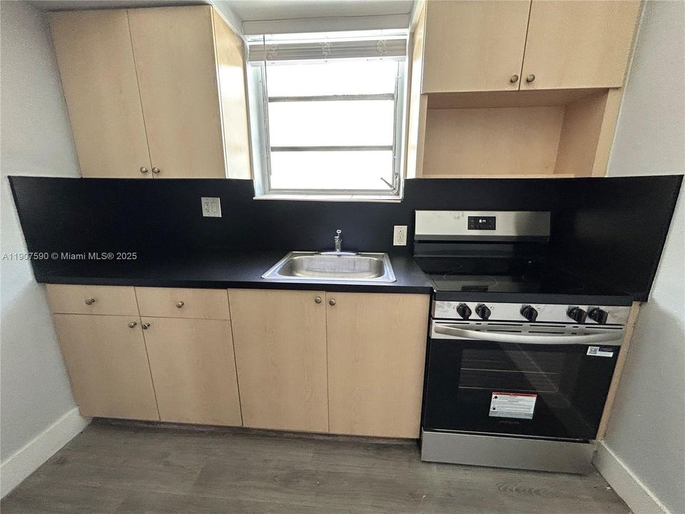 Active With Contract: $2,400 (2 beds, 2 baths, 800 Square Feet)