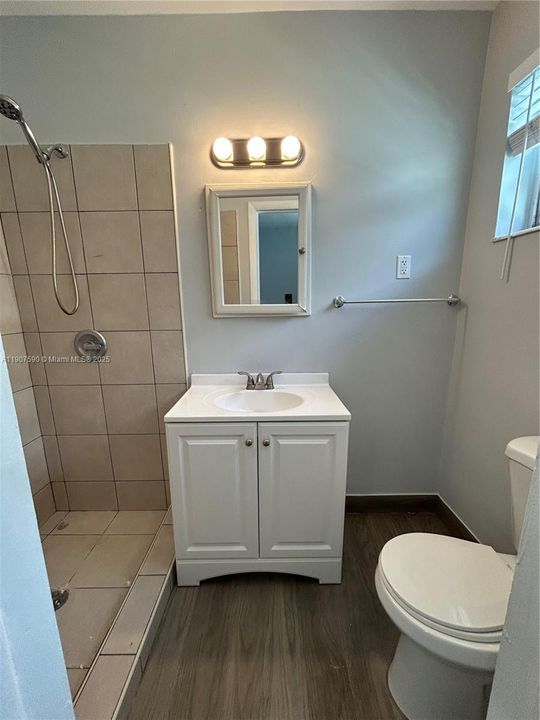 Active With Contract: $2,400 (2 beds, 2 baths, 800 Square Feet)