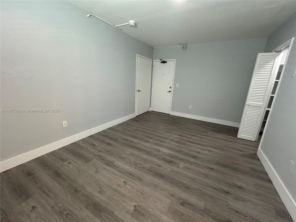 Active With Contract: $2,400 (2 beds, 2 baths, 800 Square Feet)