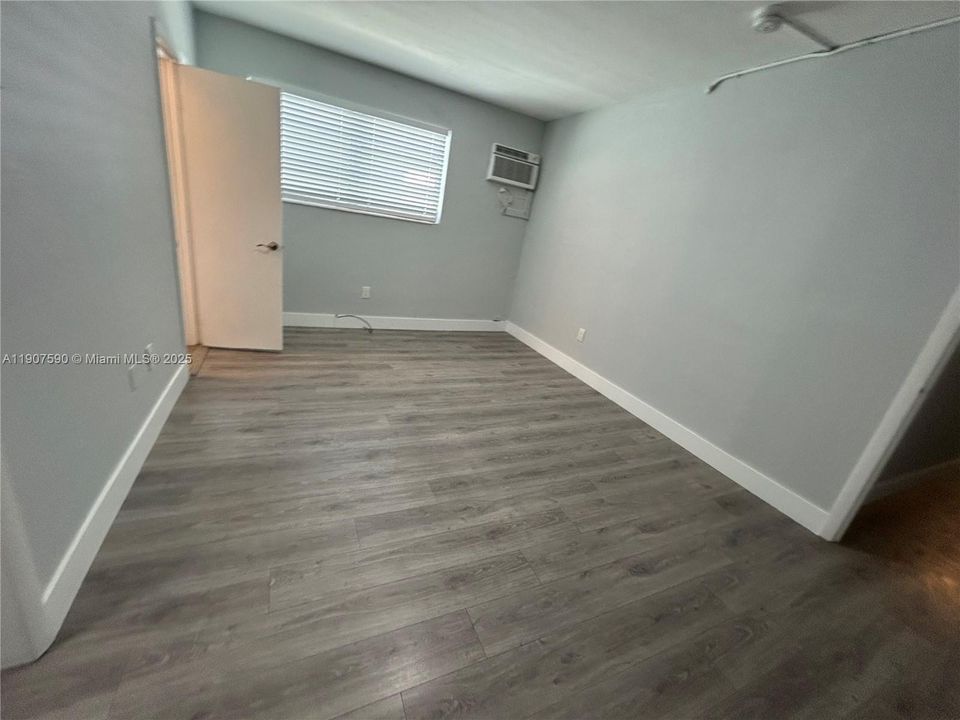 Active With Contract: $2,400 (2 beds, 2 baths, 800 Square Feet)