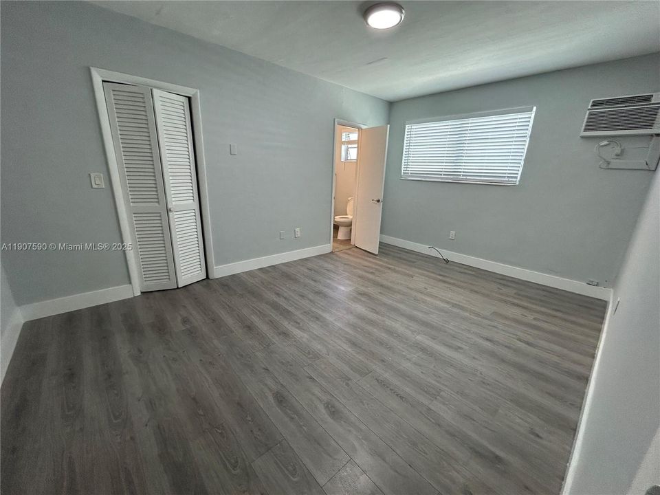 Active With Contract: $2,400 (2 beds, 2 baths, 800 Square Feet)