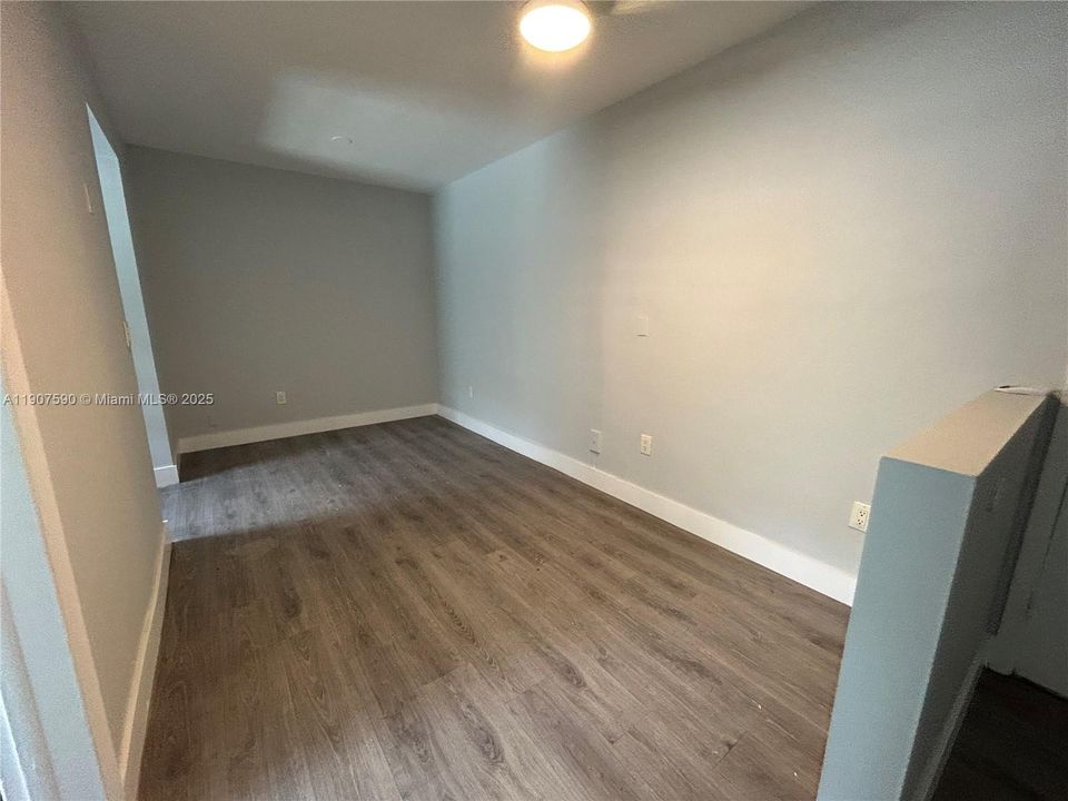 Active With Contract: $2,400 (2 beds, 2 baths, 800 Square Feet)