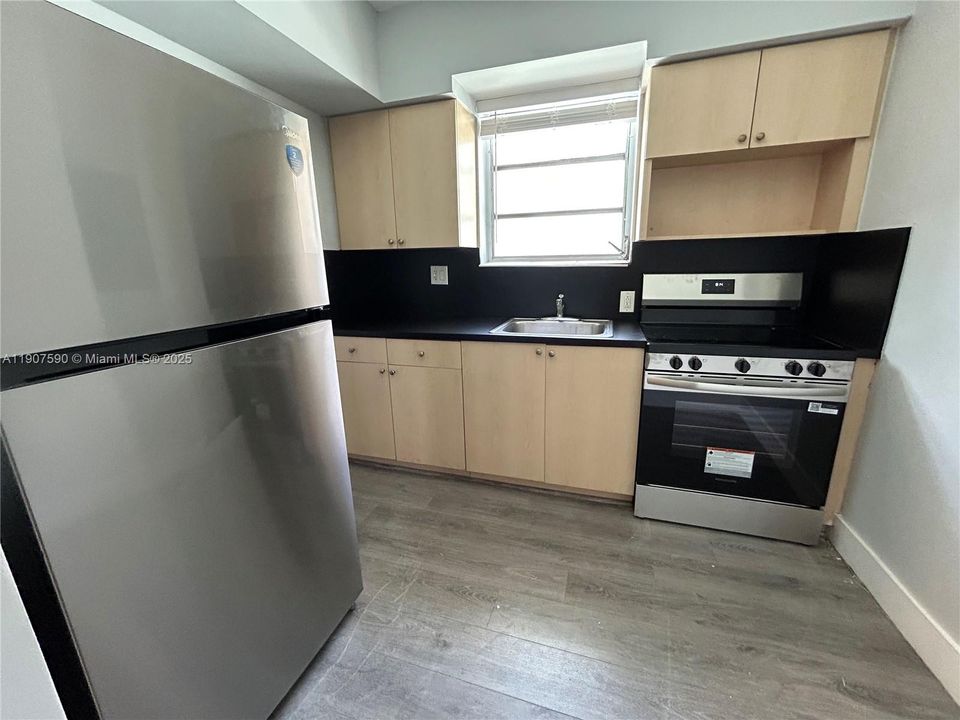 Active With Contract: $2,400 (2 beds, 2 baths, 800 Square Feet)