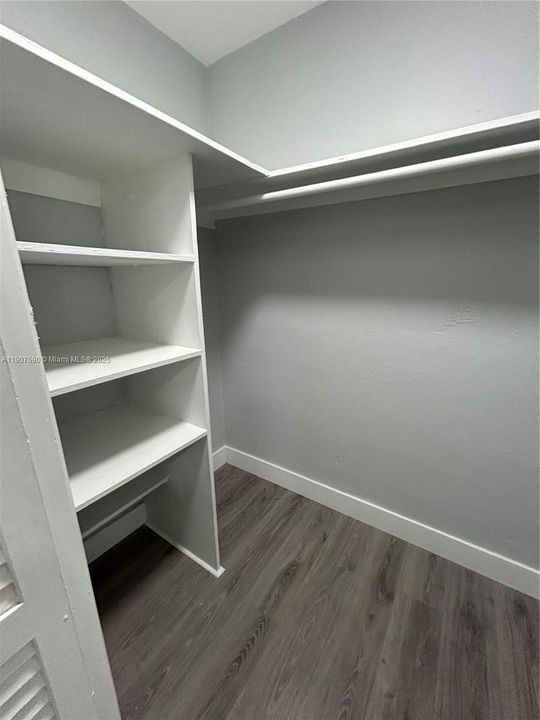 Active With Contract: $2,400 (2 beds, 2 baths, 800 Square Feet)