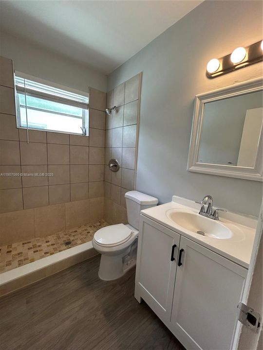 Active With Contract: $2,400 (2 beds, 2 baths, 800 Square Feet)