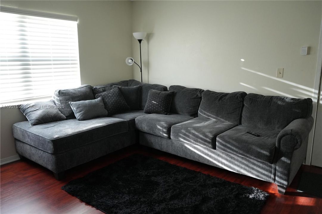 For Sale: $179,000 (1 beds, 1 baths, 670 Square Feet)