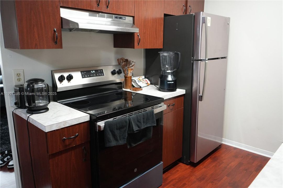For Sale: $179,000 (1 beds, 1 baths, 670 Square Feet)