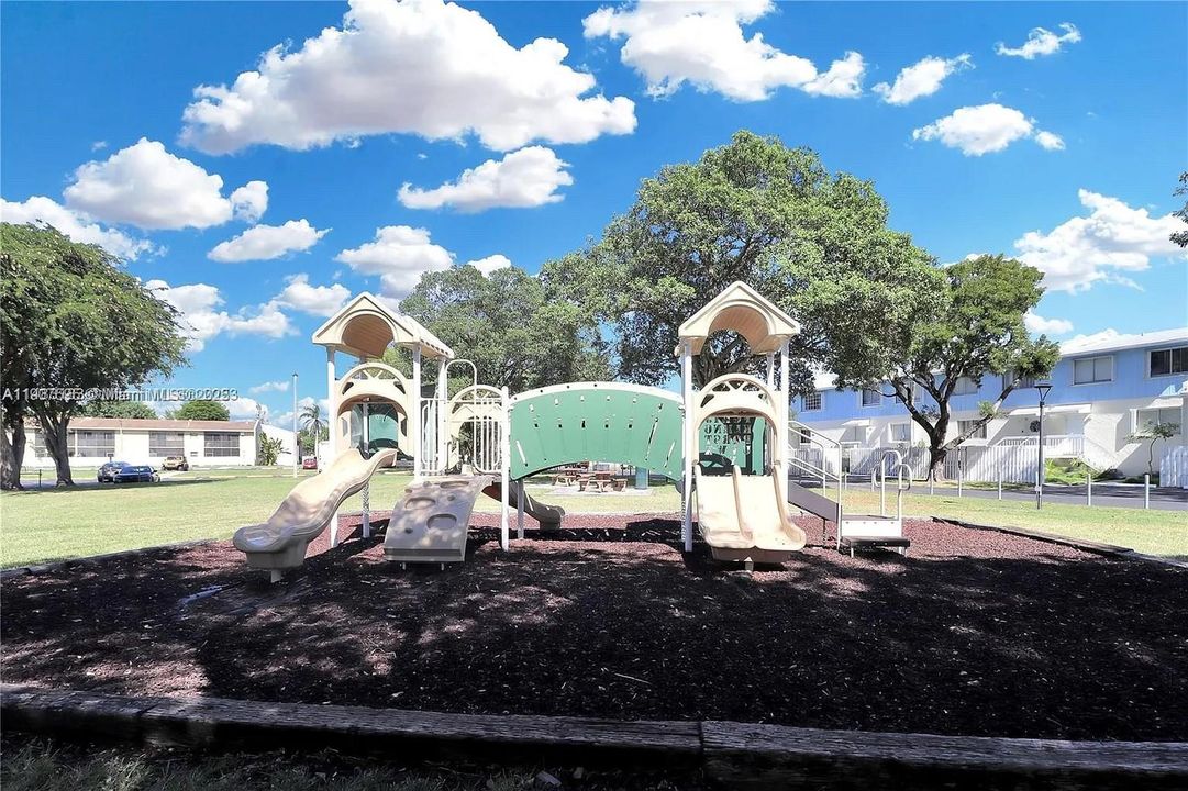 For Sale: $179,000 (1 beds, 1 baths, 670 Square Feet)