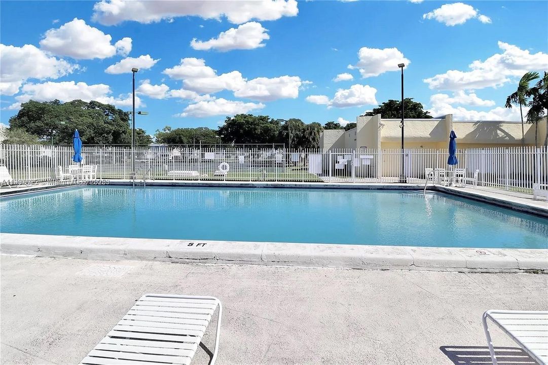 For Sale: $179,000 (1 beds, 1 baths, 670 Square Feet)