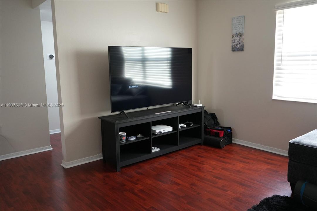 For Sale: $179,000 (1 beds, 1 baths, 670 Square Feet)