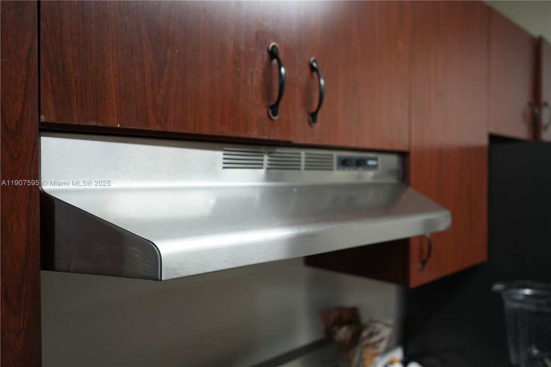 For Sale: $179,000 (1 beds, 1 baths, 670 Square Feet)