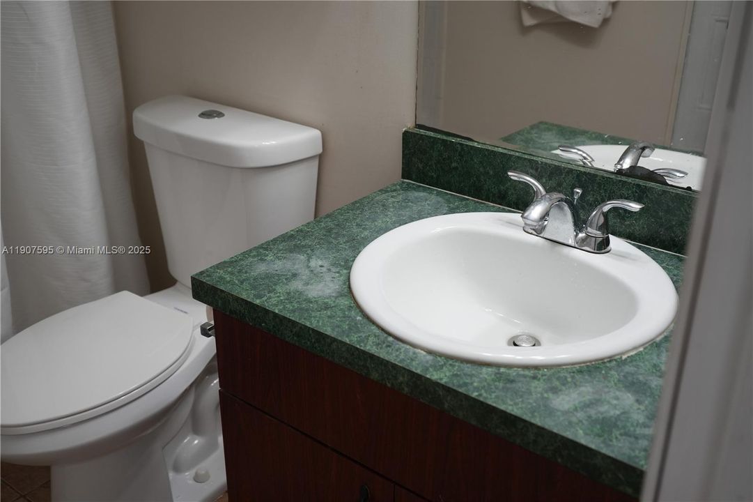 For Sale: $179,000 (1 beds, 1 baths, 670 Square Feet)