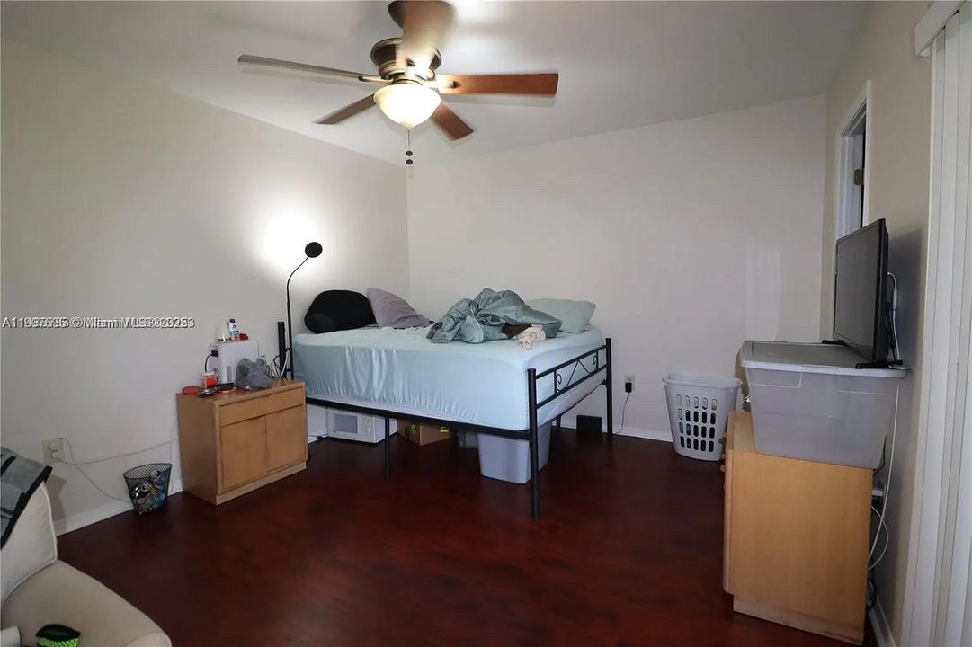 For Sale: $179,000 (1 beds, 1 baths, 670 Square Feet)