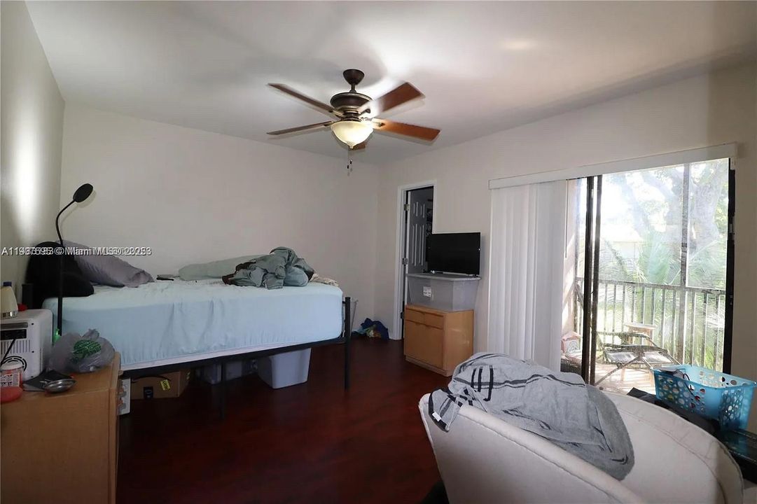 For Sale: $179,000 (1 beds, 1 baths, 670 Square Feet)