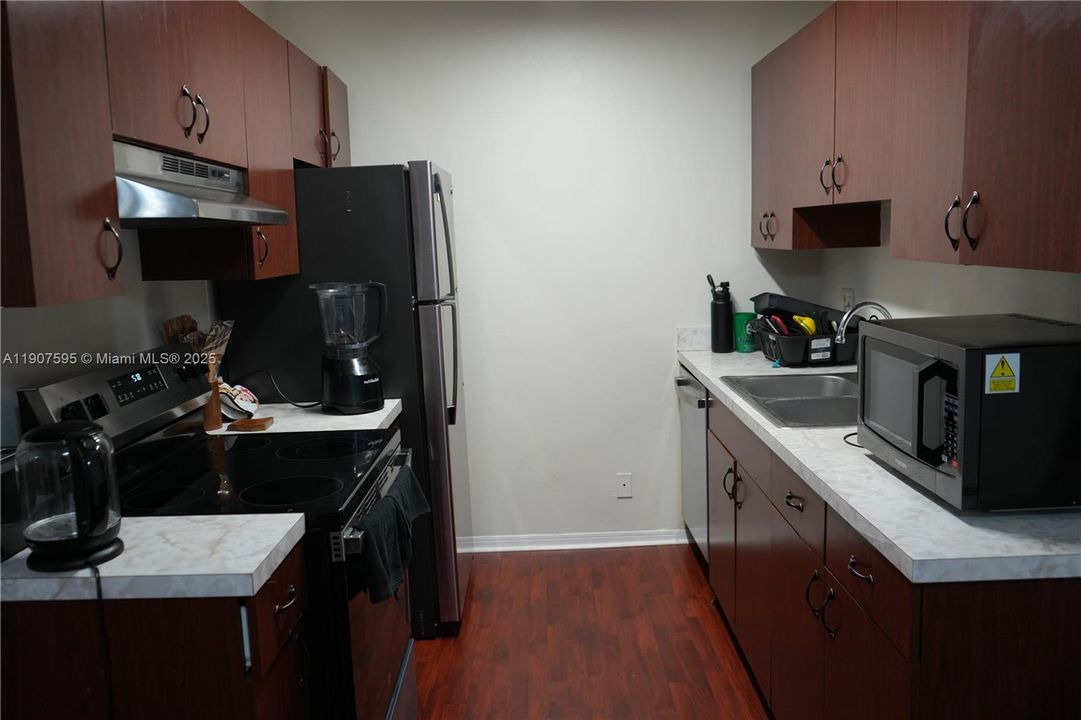 For Sale: $179,000 (1 beds, 1 baths, 670 Square Feet)