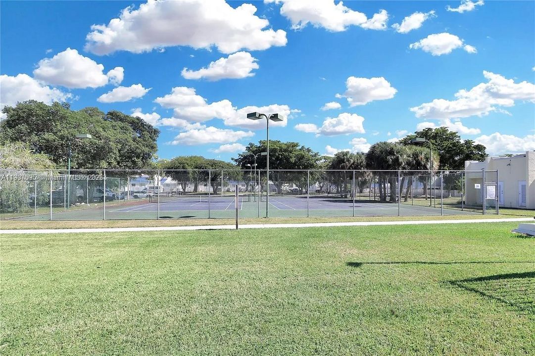 For Sale: $179,000 (1 beds, 1 baths, 670 Square Feet)