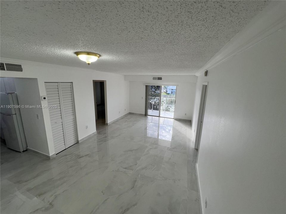 For Sale: $304,900 (2 beds, 2 baths, 980 Square Feet)