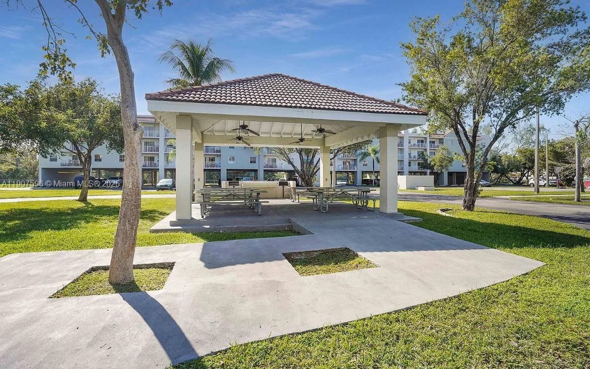 For Sale: $304,900 (2 beds, 2 baths, 980 Square Feet)