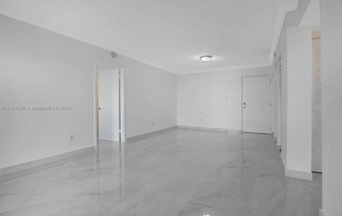 For Sale: $304,900 (2 beds, 2 baths, 980 Square Feet)