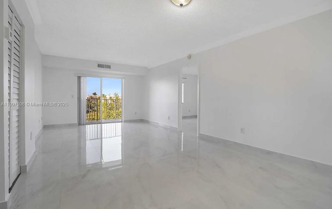 For Sale: $304,900 (2 beds, 2 baths, 980 Square Feet)