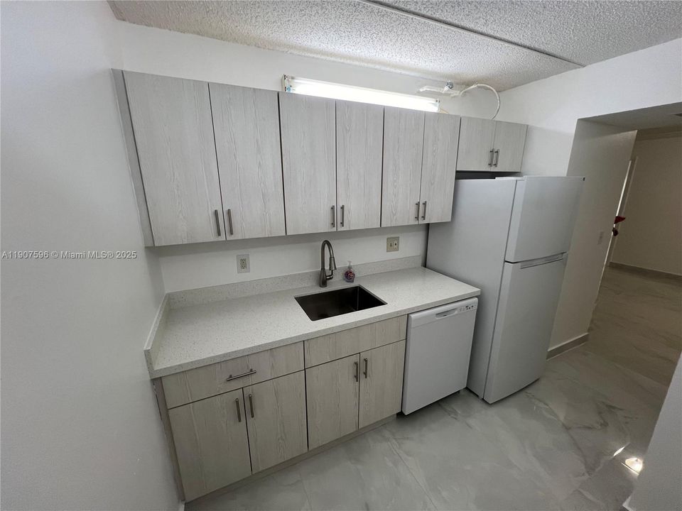 For Sale: $304,900 (2 beds, 2 baths, 980 Square Feet)